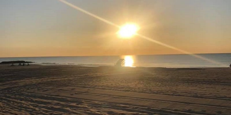 Photo a sunset overlooking the beach in Belmar, New Jersey as seen from the boardwalk.