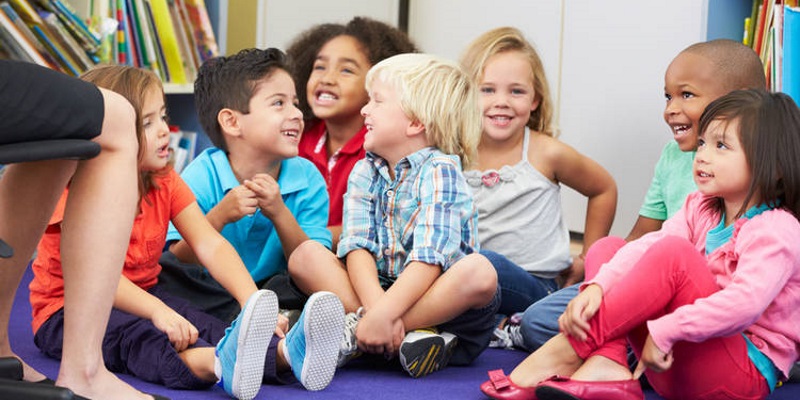 Photo a bunch of children sitting and smiling at a day camp