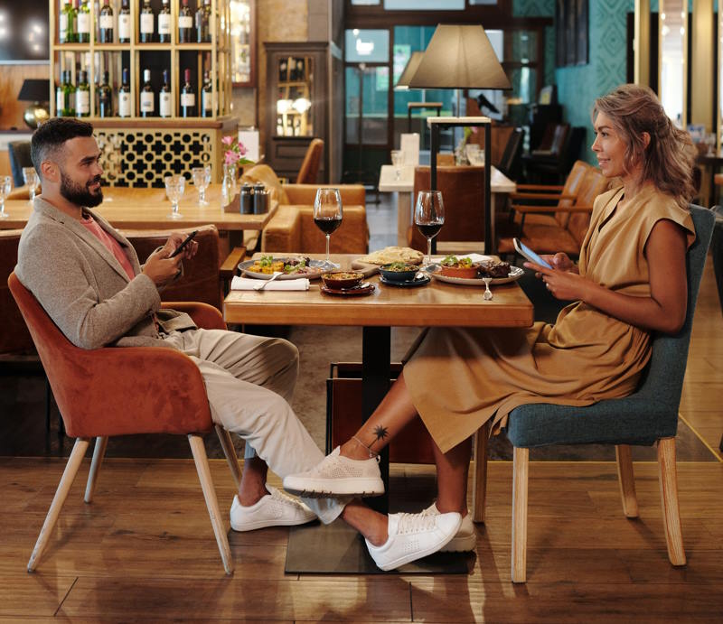 Image of a couple meeting in a public restaurant in NJ on a first date