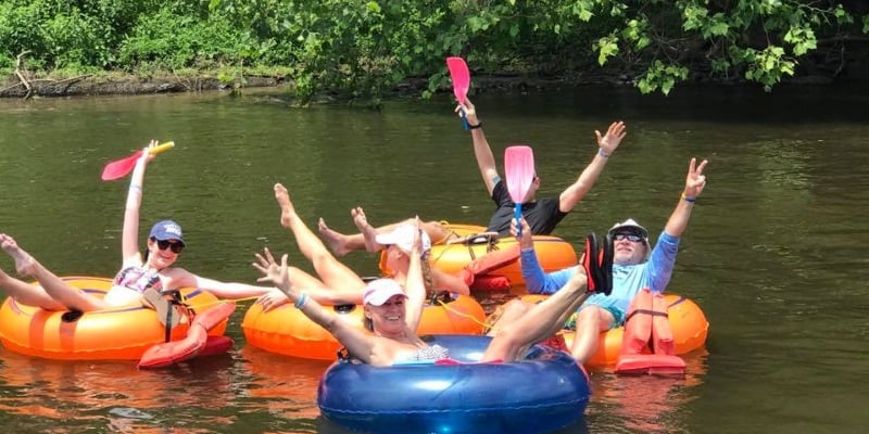 Photo people floating on the Delaware River in inflatable tubes.