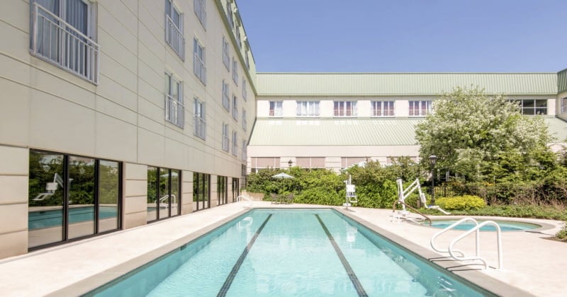 Image of the outdoor pool at Sonesta Hamilton Park NJ