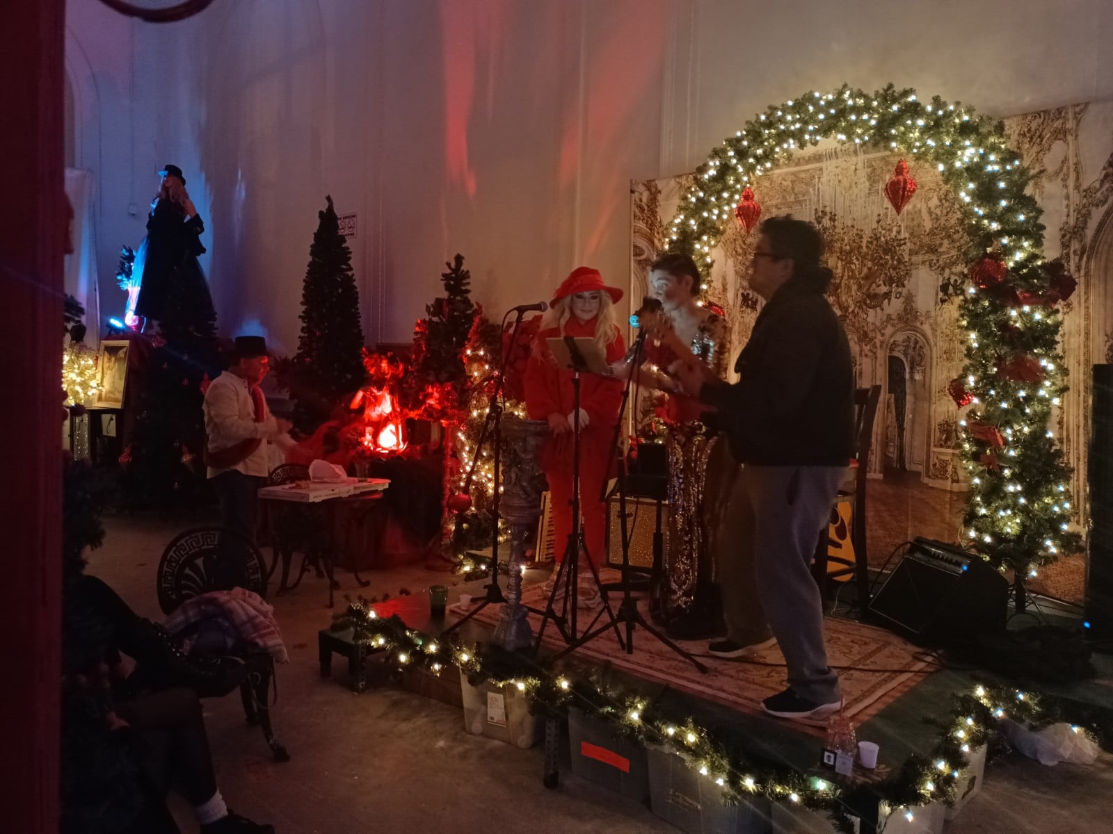 CHRISTMAS EXTRAVAGANZA at FEZZIWIGS HALL 