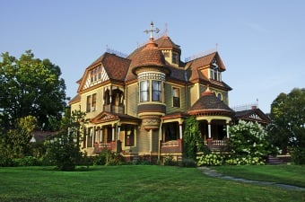 Image of a gorgeous bed and breakfast showing some of the best lodging in NJ