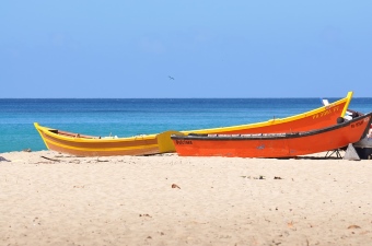 Image of a boat on the beach sand showing a New Jersey boating location