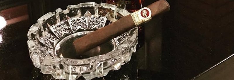 JR Cigar Montecristo Lounge