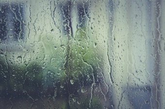 Image of raindrops falling on a window on a day where a family may embark on a rain day activity in NJ