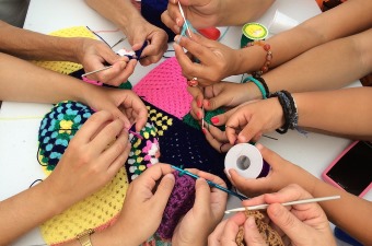 Image of a group of kids knitting at an art summer camp in New Jersey